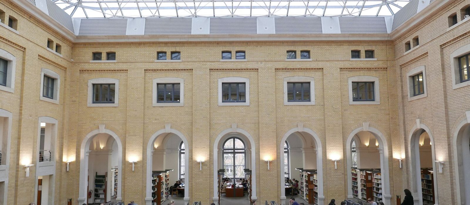 Leipzig Üniversitesi Kütüphanesi Bibliotheca Albertina’nın cam çatılı okuma salonunda çalışan öğrenciler