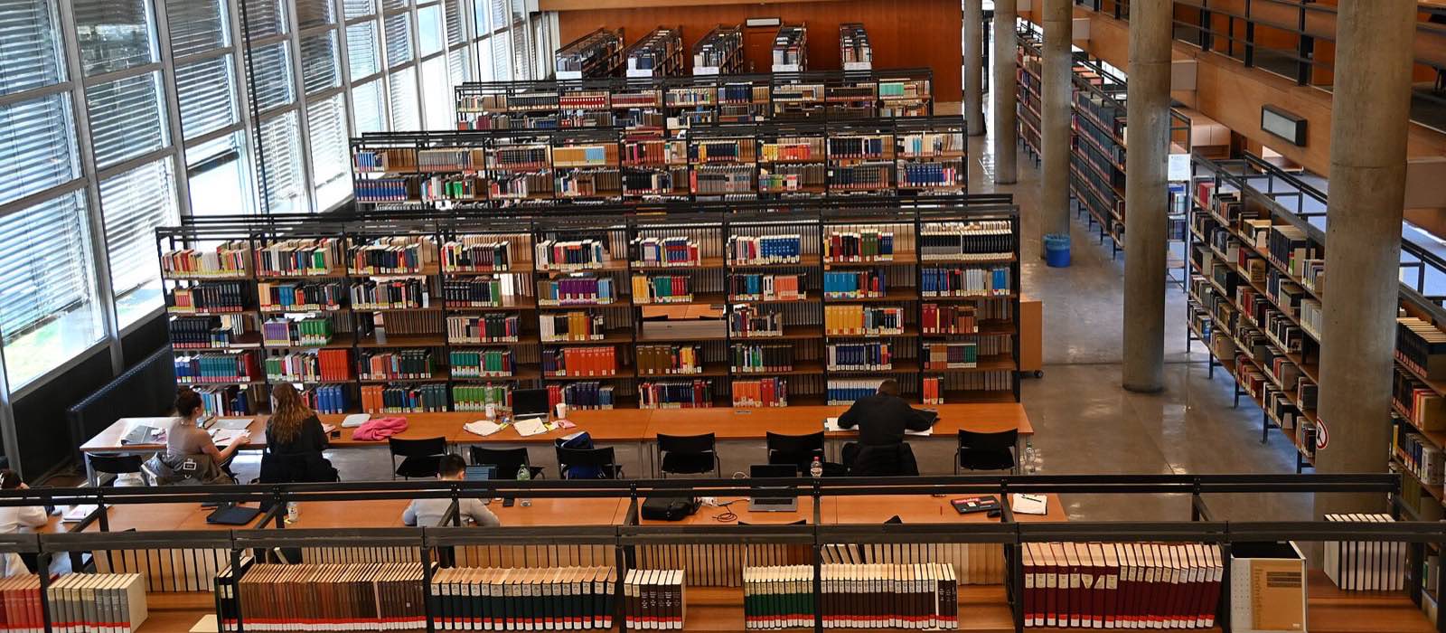 Almanya yüksek lisans: Stuttgart Üniversitesi kütüphanesinde ders çalışan öğrenciler