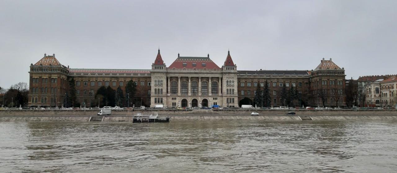 Budapeşte’de Tuna kıyısındaki tarihî teknik üniversite binası