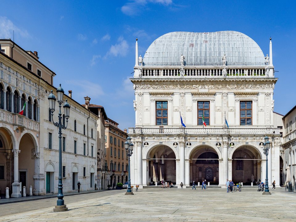 Brescia’da Piazza della Loggia ve kubbeli Palazzo della Loggia