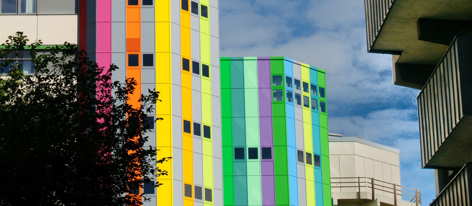 Duisburg-Essen Üniversitesi Essen kampüsündeki renkli cepheli fakülte binaları