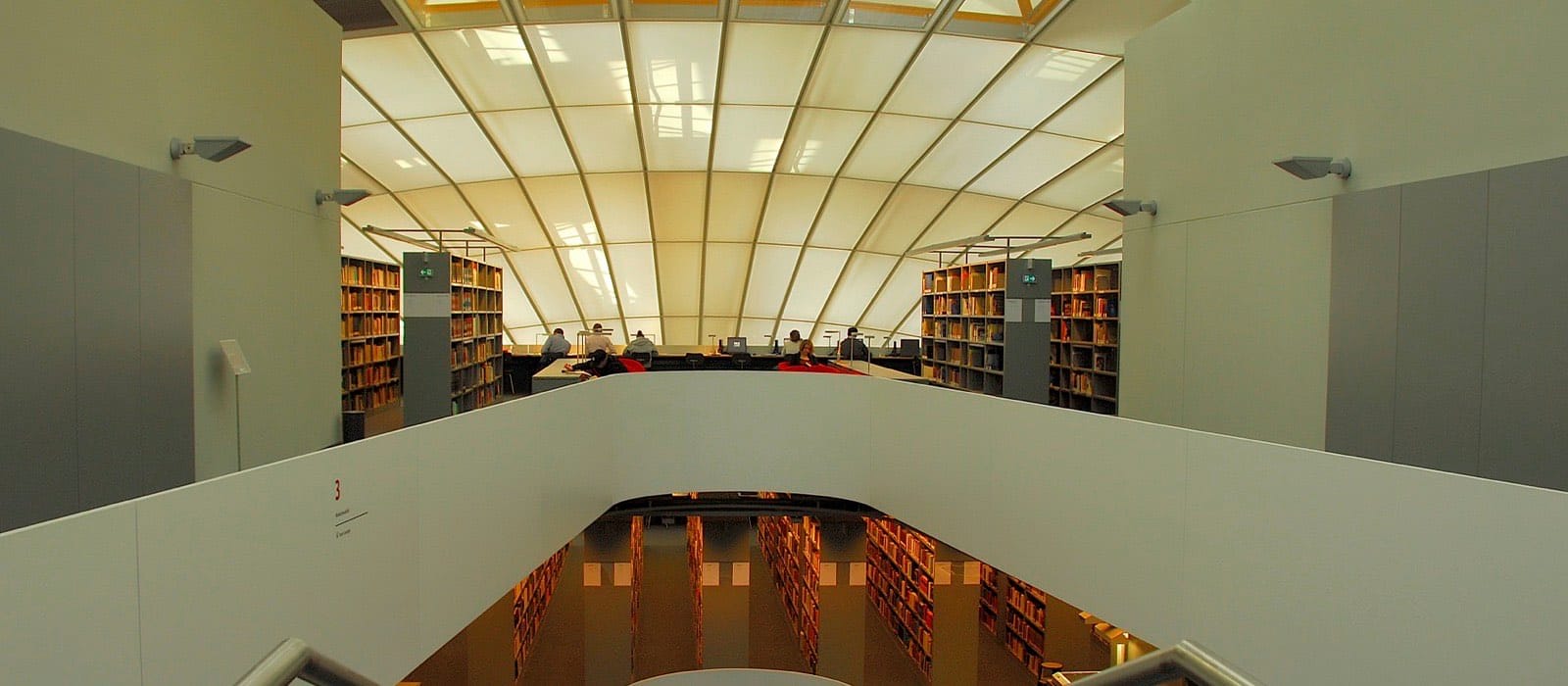 FU Berlin Filoloji Kütüphanesi’nin kubbeli iç mekânı ve kitap rafları