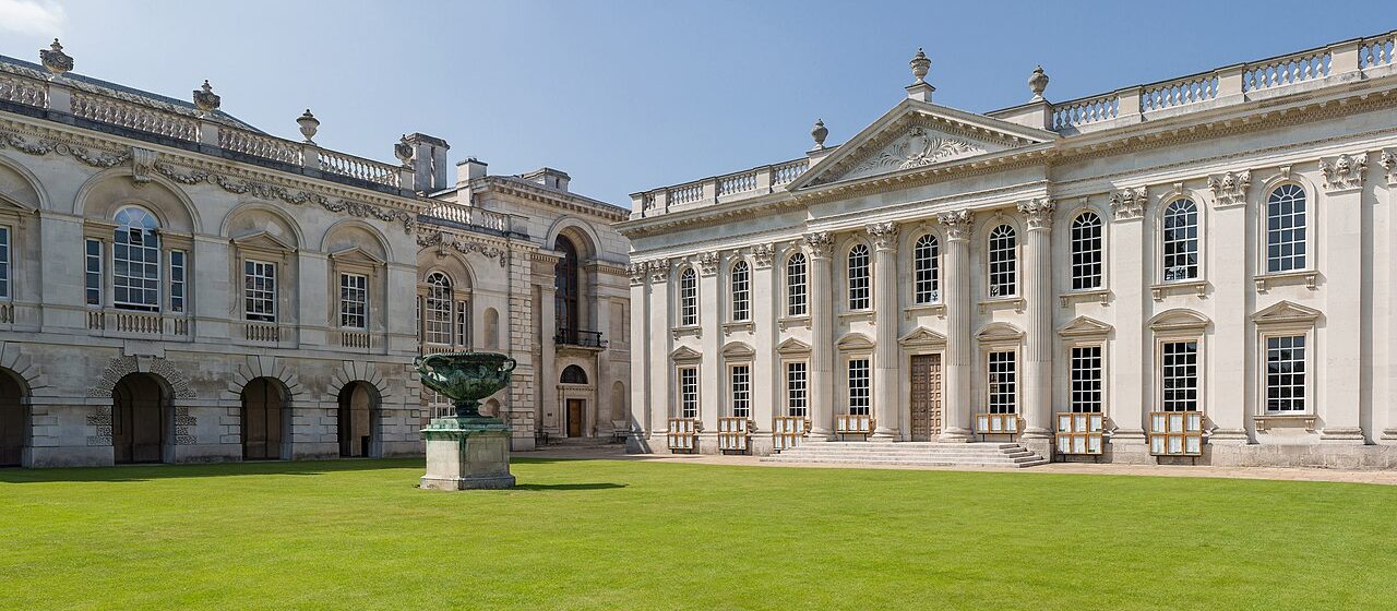 Cambridge’de Senate House ve Old Schools binalarının önündeki çim avlu