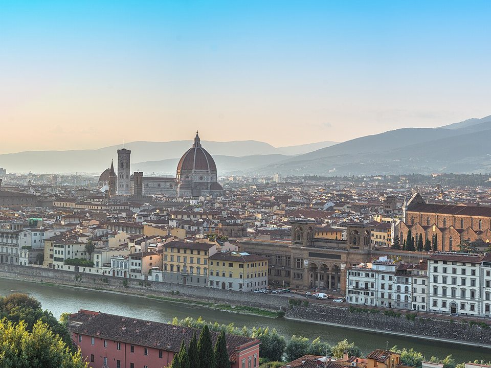 Piazzale Michelangelo’dan gün batımında Floransa, katedral kubbesi ve Arno Nehri
