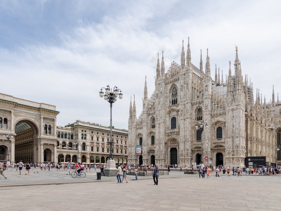 Milano’da Duomo Meydanı, gotik katedral ve Galleria Vittorio Emanuele II girişi