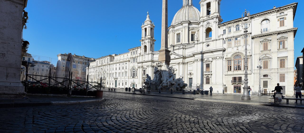 Roma’da güneşli bir sabah Piazza Navona, barok kilise ve çeşme