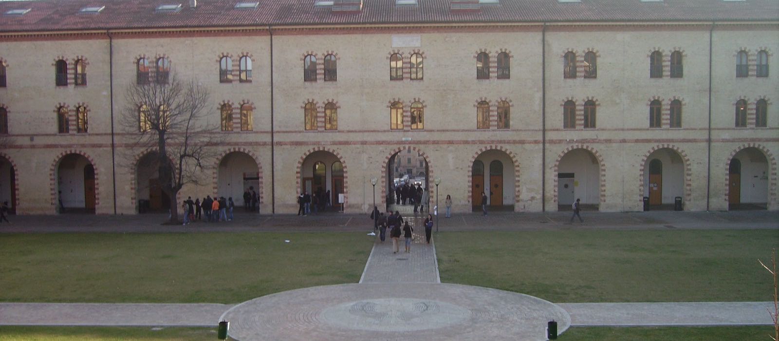 Ancona’da Marche Politeknik Üniversitesi’ne ait Villarey binasının iç avlusu