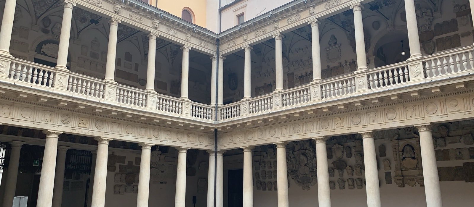 Padova Üniversitesi’nin tarihi Palazzo del Bo binasındaki revaklı avlu