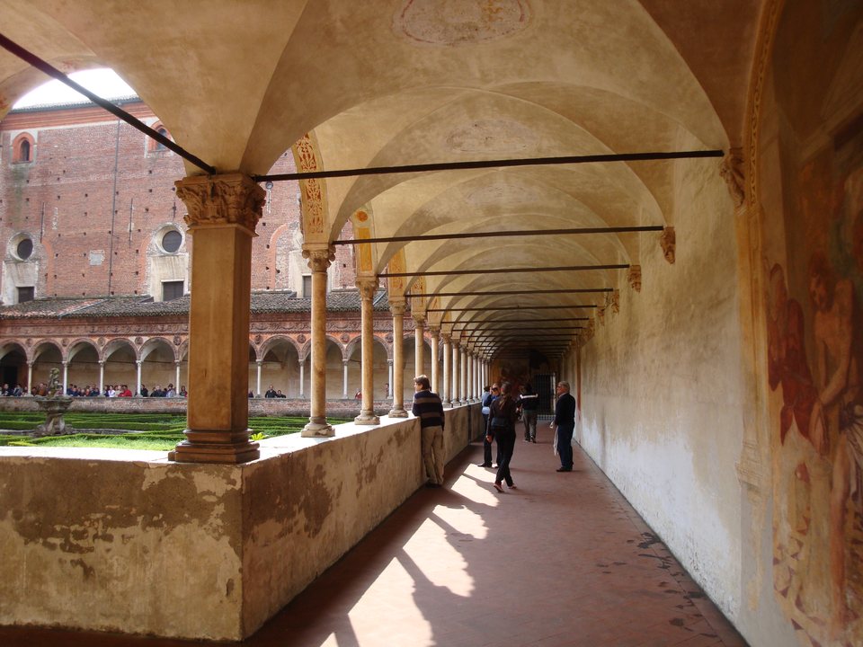 Certosa di Pavia manastırının fresklerle süslü kemerli revakı ve iç bahçesi