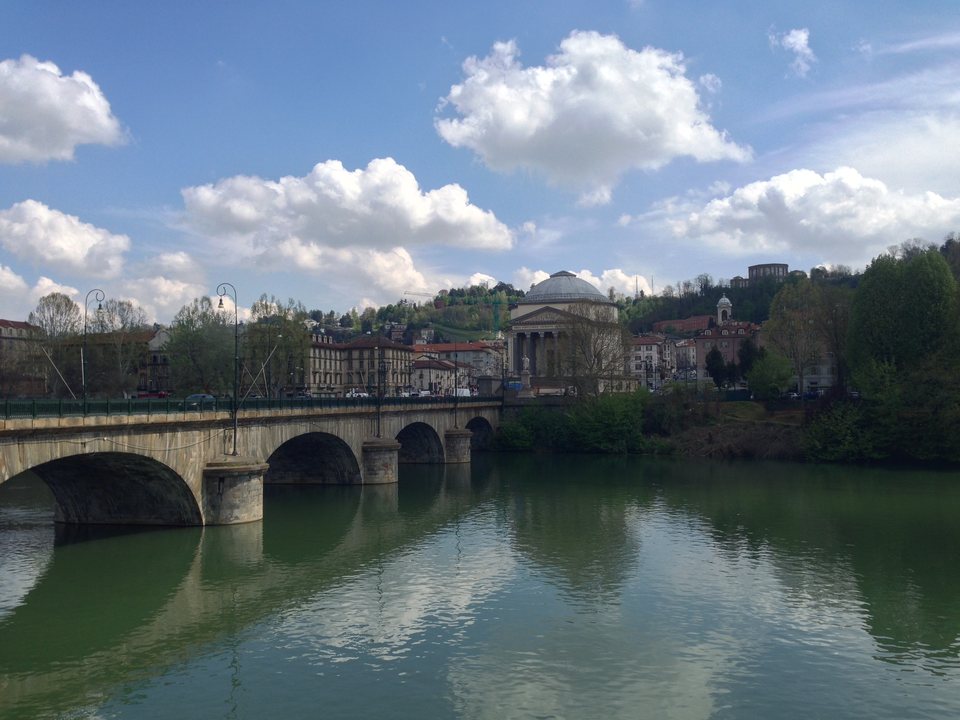 Torino’da Po Nehri, taş köprü ve Gran Madre Kilisesi’nin kubbesi