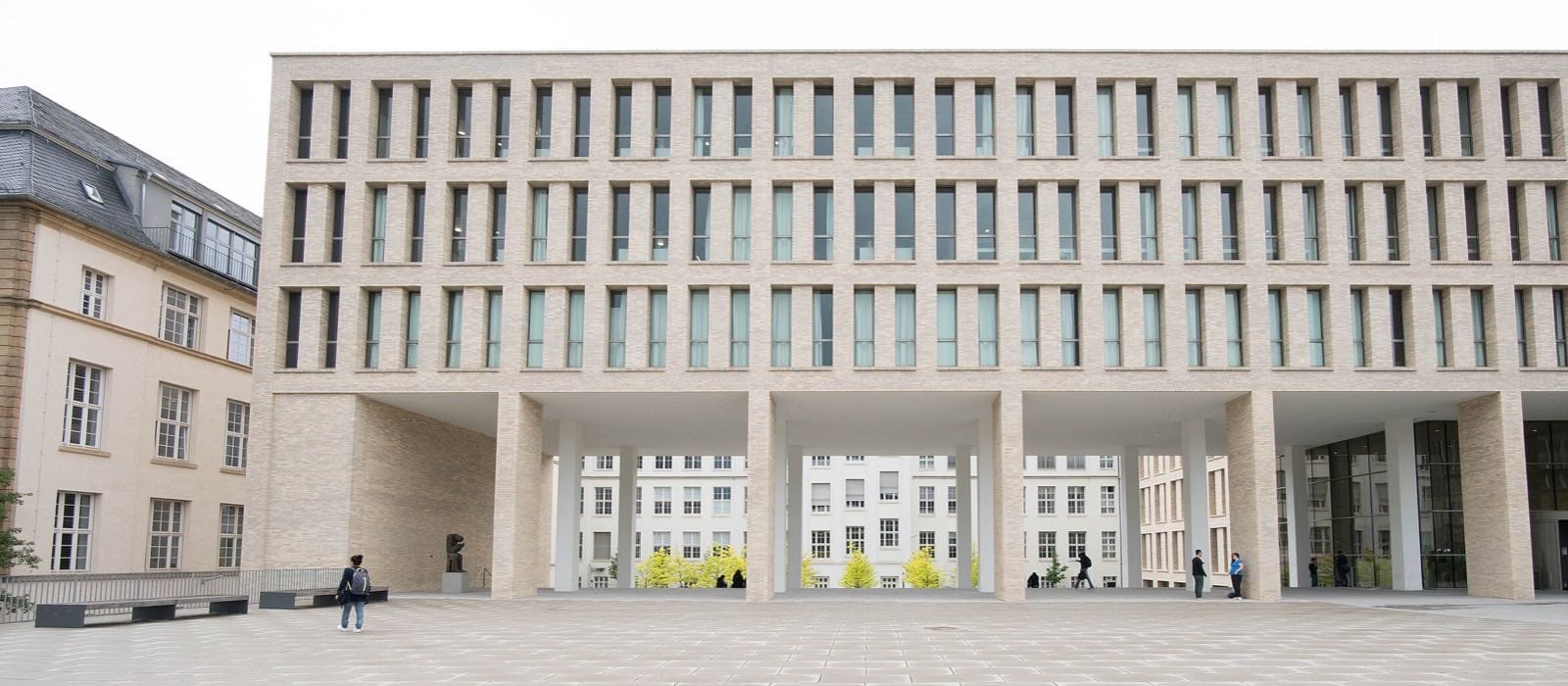 TU Darmstadt kampüsünde üniversite kütüphanesi ve tarihi ana bina